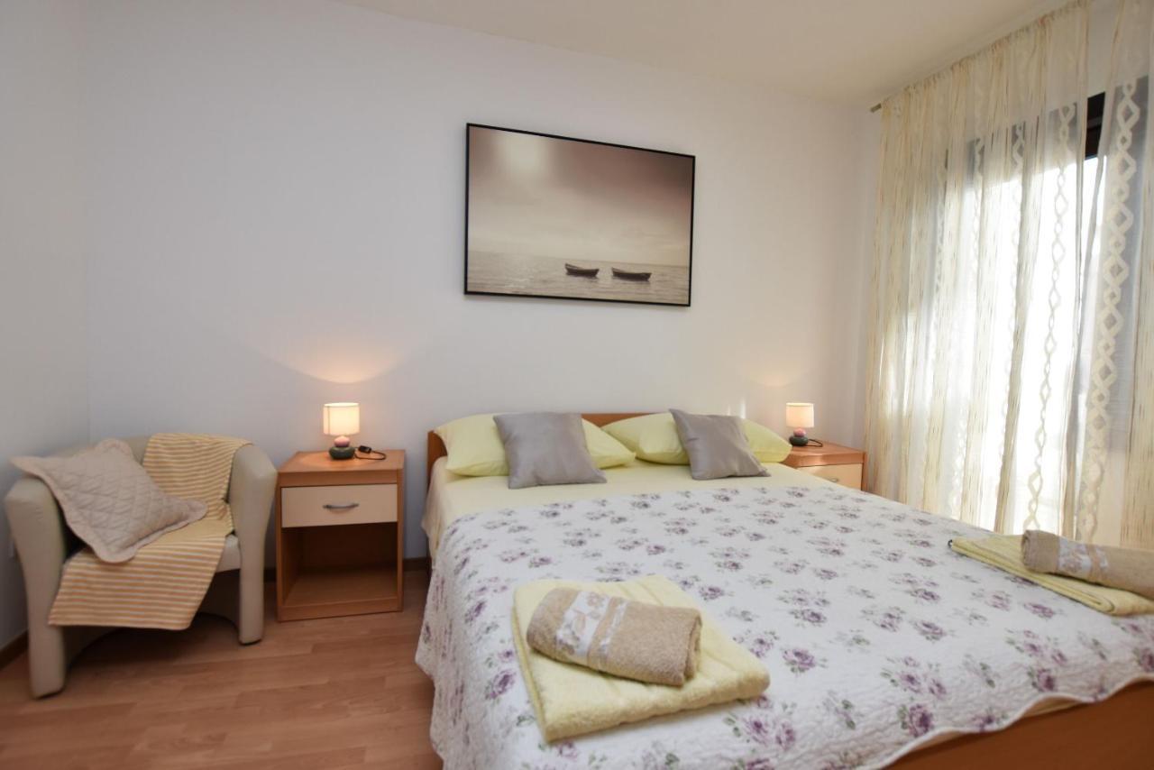 Apartments Tonja Primosten Exterior photo